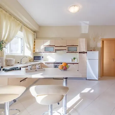 Lotza Estate 1 Apartment